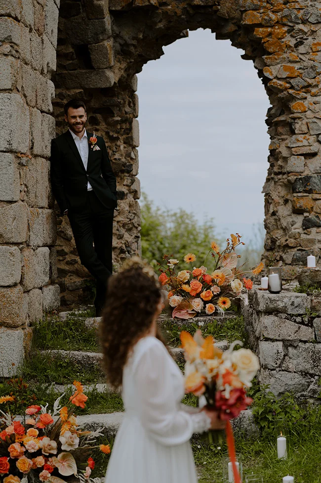 Un couple éloge leur amour au cœur d'un décor romantique dans les ruines.