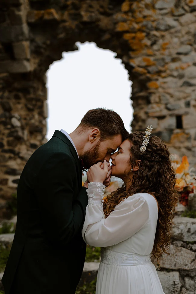 Un couple romantique se marient au cœur d'un décor historique, incarnant l'ambiance d'un elopement intime et charmant.