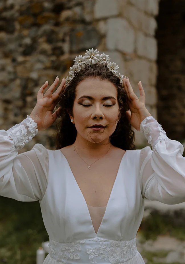 Une mariée dans un beau robe blanc se détend dans les ruines, un instant parfait pour un elopement romantique.