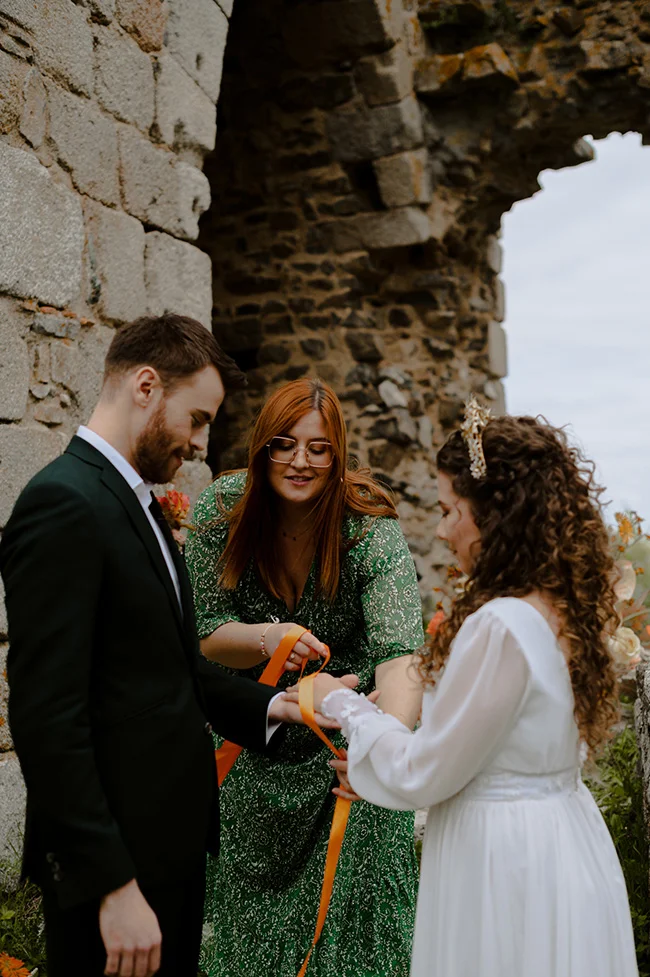 Un couple romantique se coupe l'attente lors d'un elopement au cœur d'un décor historique.