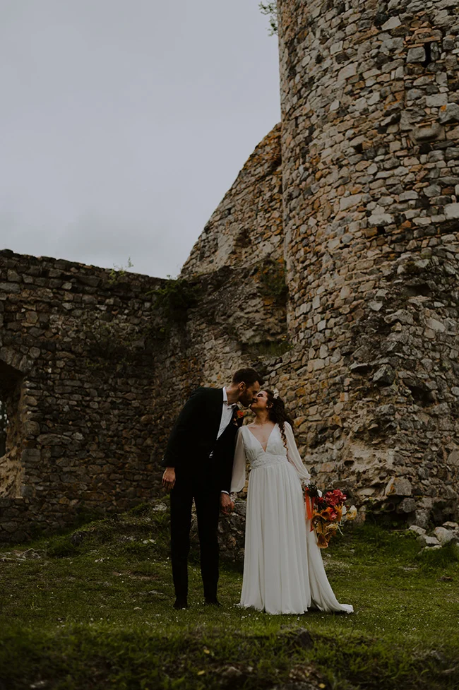 Un couple romantique se marient au cœur d'un décor épique et historique.
