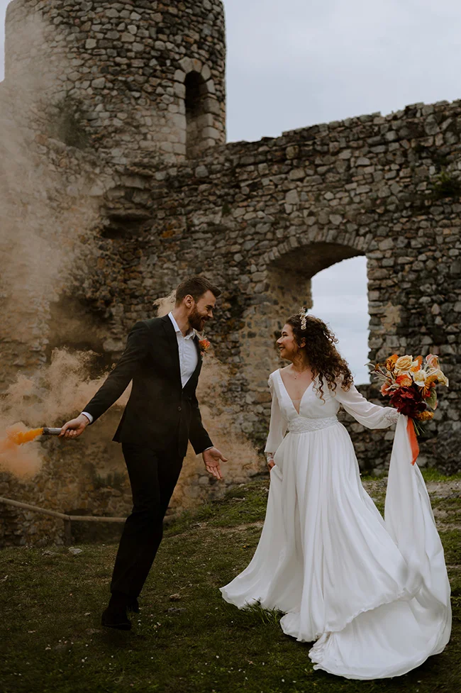 Un couple heureux se marient dans les ruines d'un château, un ambiance romantique et romantique.