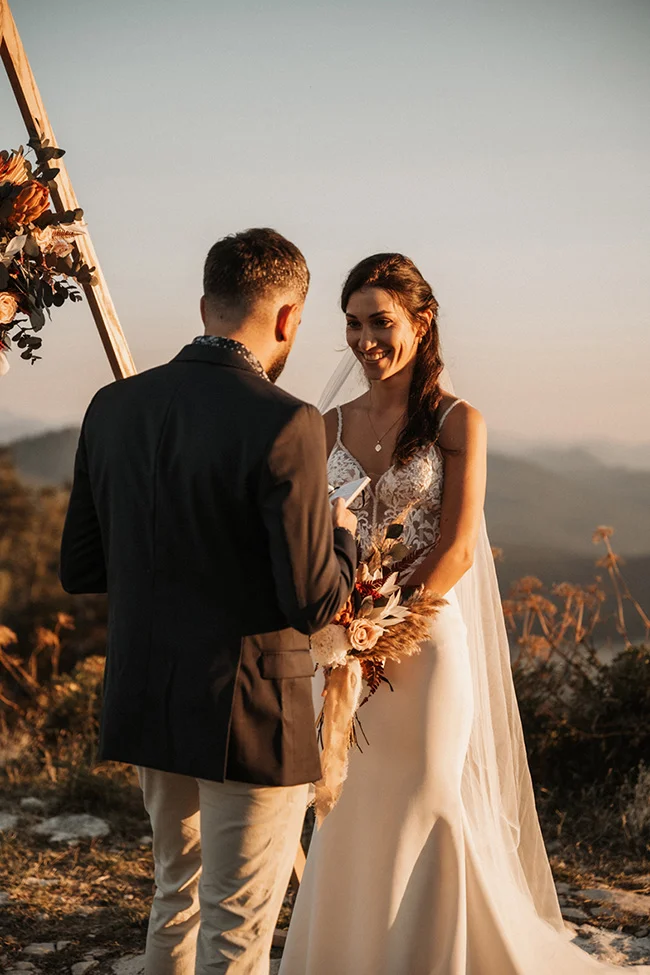 Un couple émerveillé se regarde l'un l'autre contre un décor romantique au parc national du Vercors.