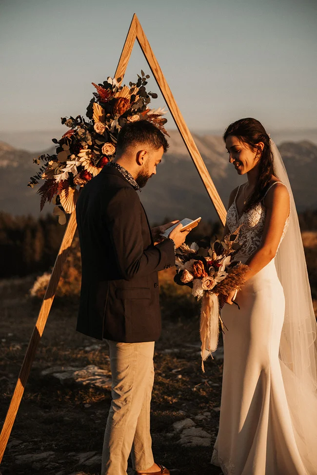 Un couple éloge le parc national du Vercors en célébrant leur mariage dans une ambiance romantique et intime.