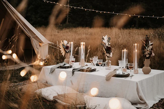 Éloge romantique d'un élopement intime dans le parc national du Vercors, avec un banquet éclairé par des candélabras et