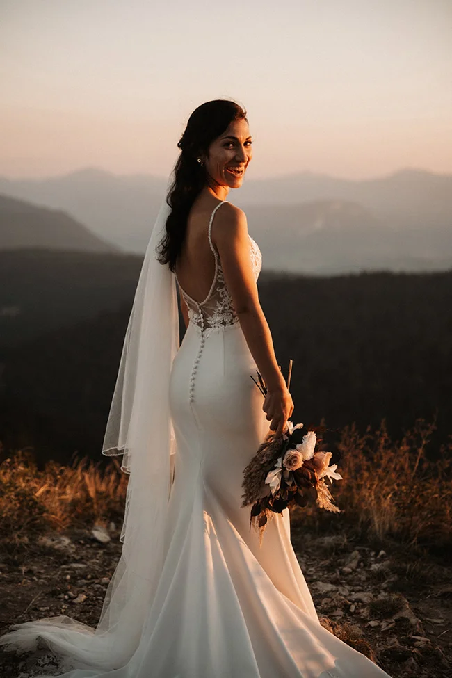 Un mariage romantique au cœur du Parc National du Vercors, avec une mariée émerveillée par la beauté naturelle du décor.