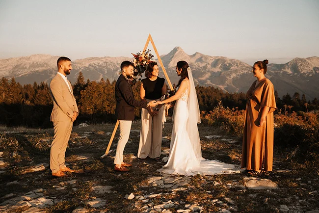 Un couple romantique se marient à l'ombre d'un décor époustouflant de montagnes et de forêts.