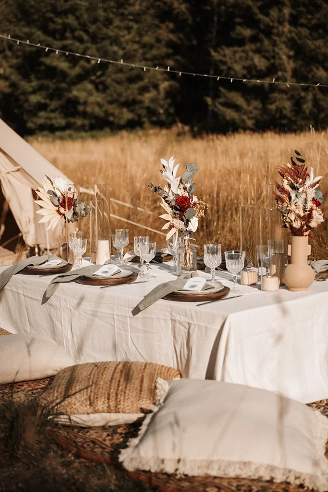 Éloge romantique d'un décor de mariage intime au sein du parc national du Vercors, avec des couleurs chaudes et une