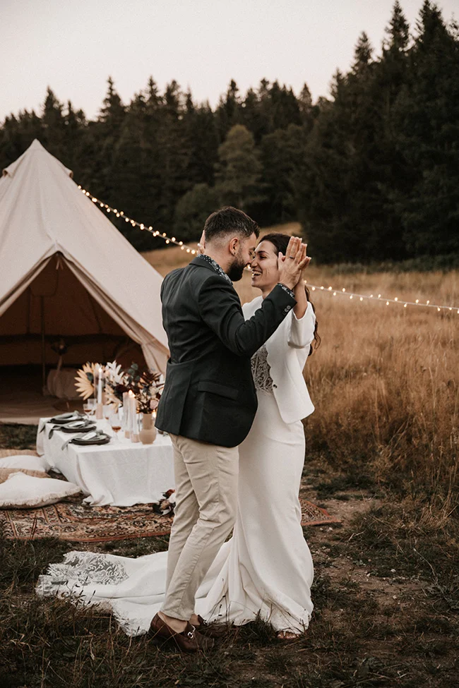 Un couple éloigné savoure un moment intime dans un décor romantique au cœur du Parc National du Vercors.