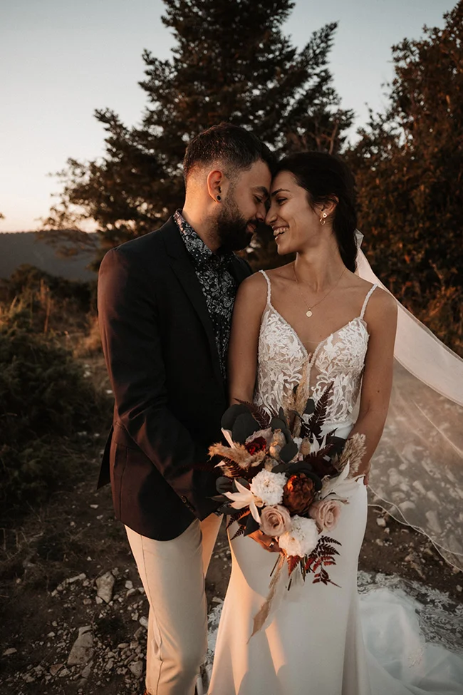 Un couple émerveillé à l'ombre du parc national du Vercors, célébrant leur amour dans un décor romantique.