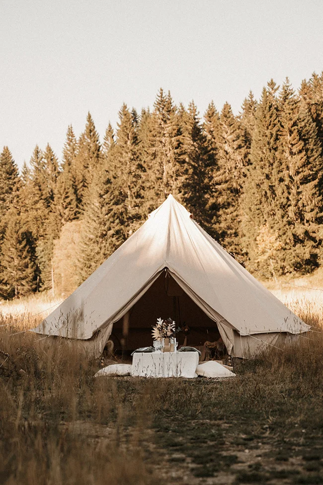 Un sanctuaire intime au cœur du parc national du Vercors, avec un tente élégante et un décor romantique.