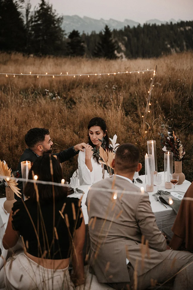 Magazine de mariage français : Un couple d'élégance partage un moment intime au cœur du Parc National du Vercors.