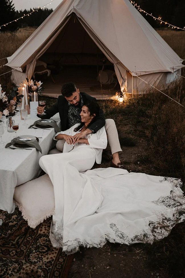 Magique élopement dans le parc national du Vercors, avec un couple heureux dans un tent romantique, décoré avec soin et