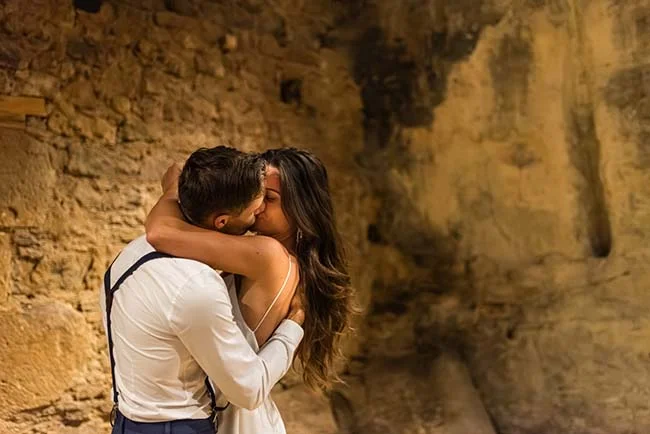 Un couple romantique partage un baiser tendre dans un décor naturel serein et intime.
