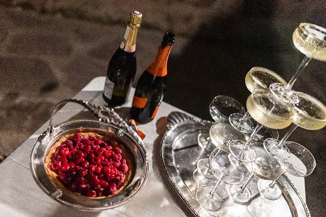 Un banquet élégant avec un gâteau aux fraises et des flutes de champagne, idéal pour un mariage simple et élégant.