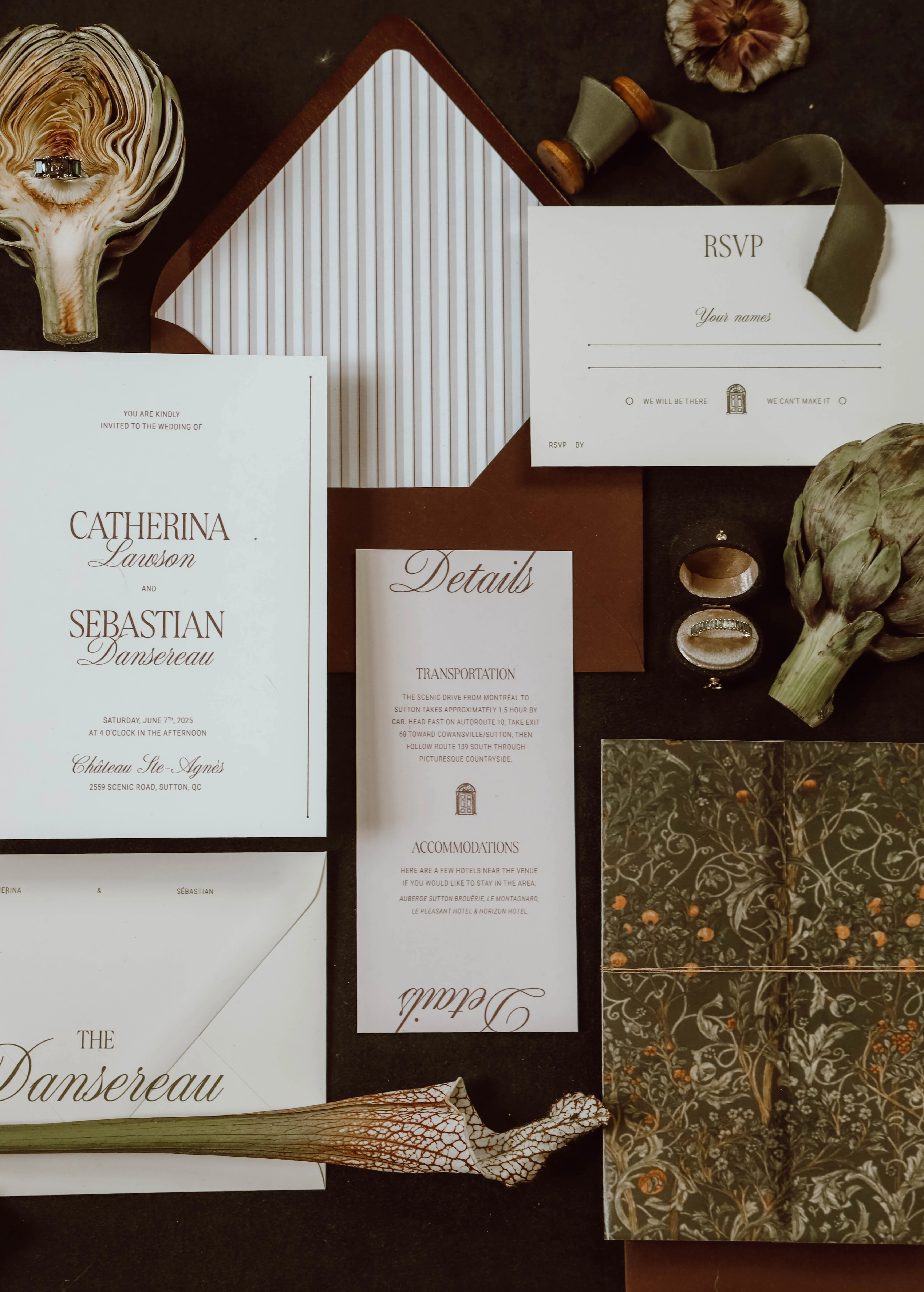 Papeterie de mariage minimaliste beige et brune avec artichauts, sur un fond sombre et élégant.