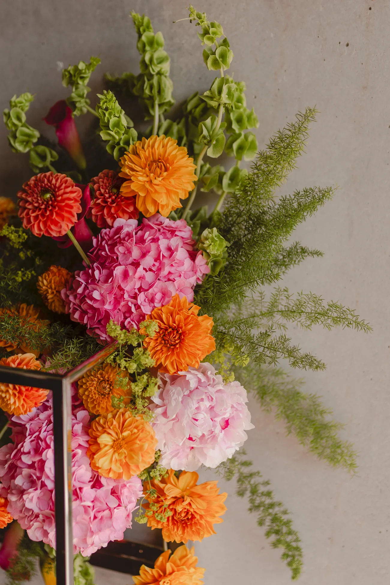 Composition florale colorée aux tons rose, orange et vert, évoquant une ambiance rétro et romantique.