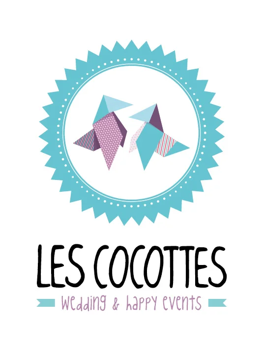 Logo bleu ciel avec deux oiseaux en origami colorés et l'inscription Les Cocottes Wedding & happy events.