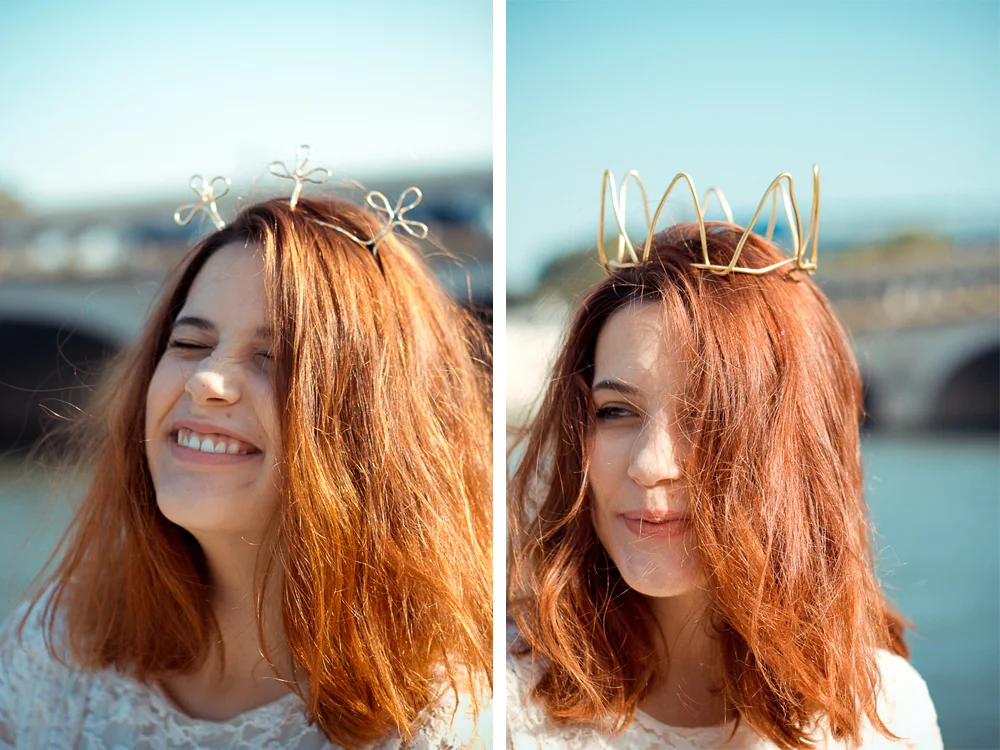 Portrait d'une femme souriante aux cheveux roux portant deux modèles de couronnes dorées et minimalistes.
