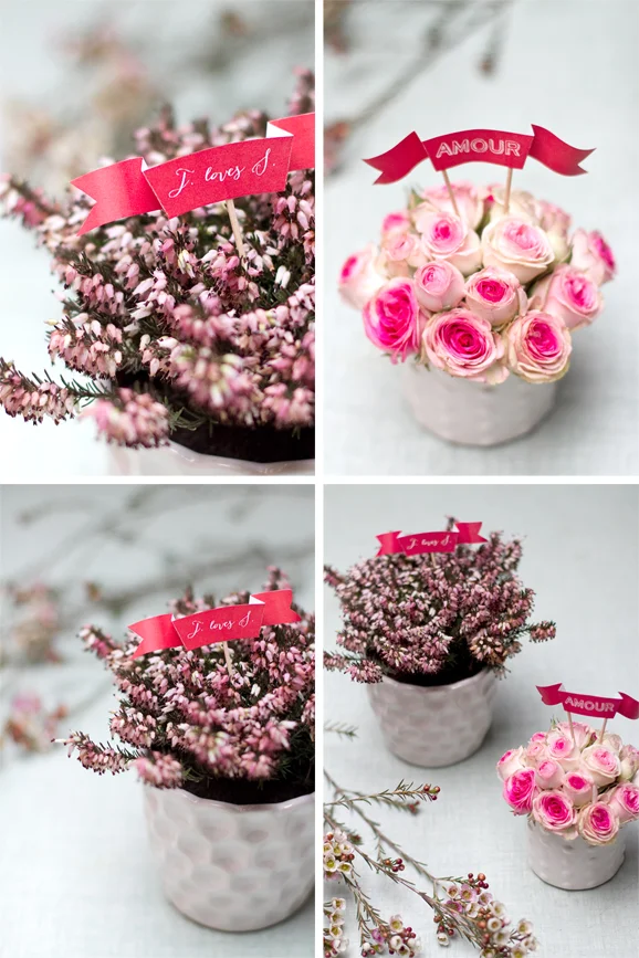 Petits bouquets de fleurs roses et blanches décorés de mini banderoles roses avec des inscriptions romantiques.