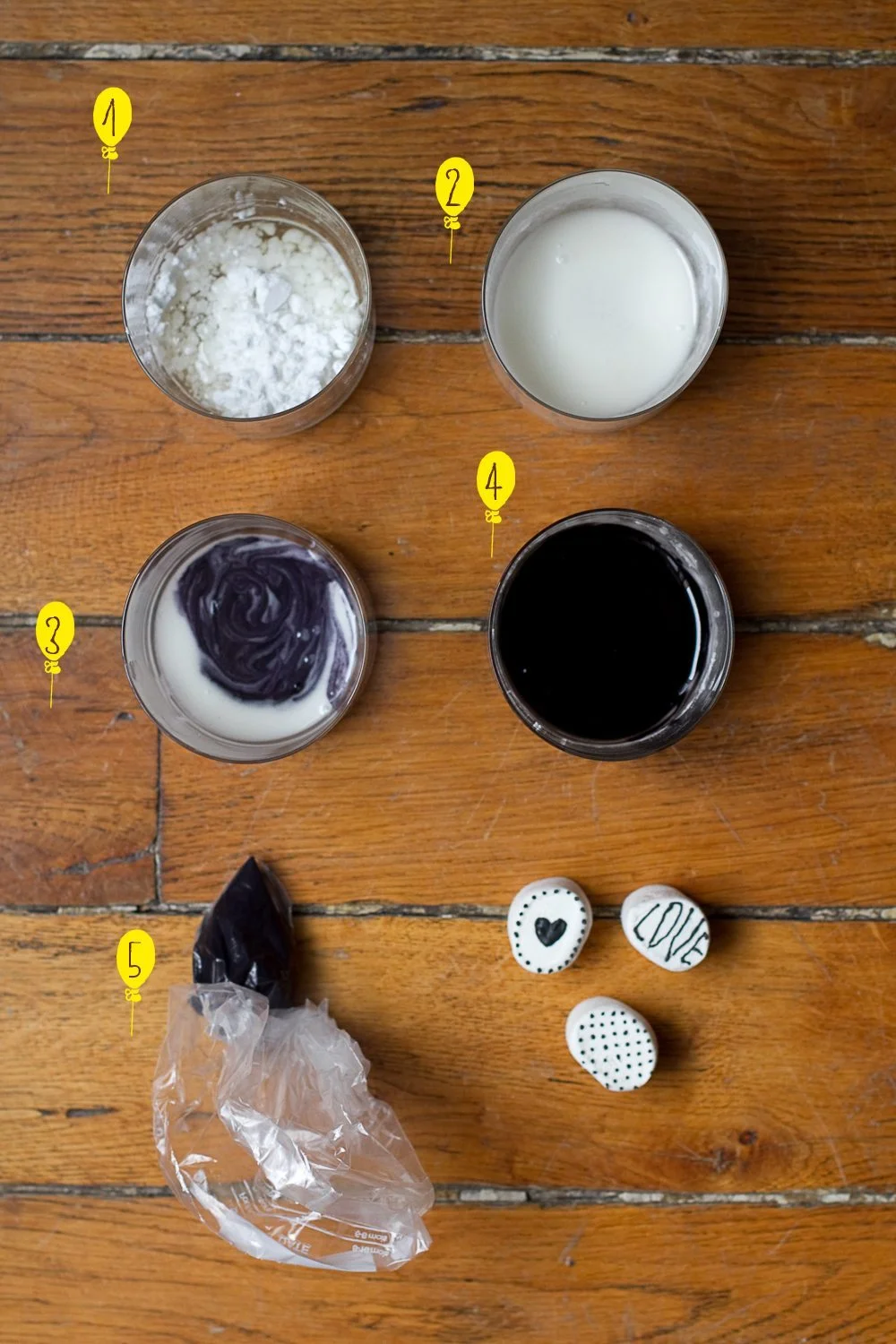 Ingrédients et matériel pour créer une encre comestible disposés sur une table en bois rustique.