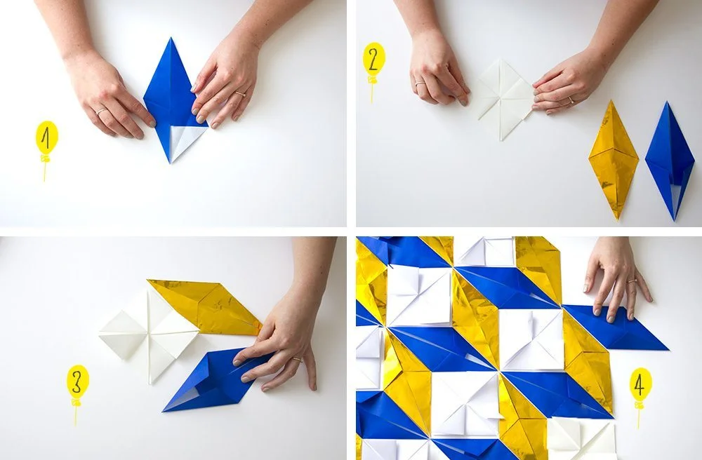Étapes de création d'un décor géométrique en origami bleu, jaune et blanc pour un photobooth.