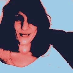 Portrait stylisé et contrasté d'une personne souriante dans des tons rose et bleu pastel.