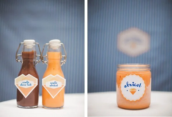 Bouteilles et pot en verre contenant des coulis de chocolat et d'abricot pour un bar à glaces.