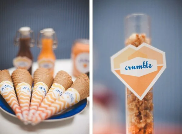 Détails d'un bar à glaces DIY avec cornets décorés, boissons colorées et popcorn dans un vase.
