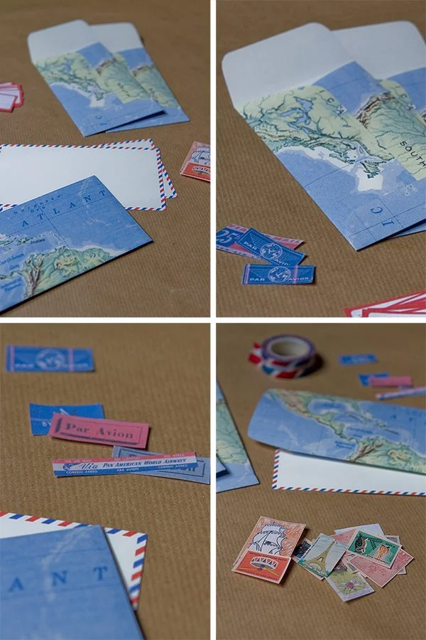Papeterie vintage bleue et blanche avec cartes, enveloppes et timbres pour un faire-part de mariage thème voyage.
