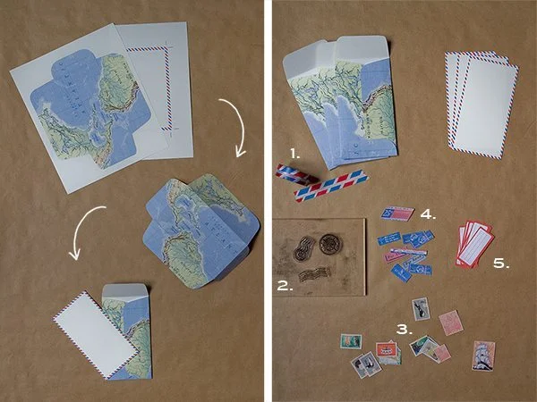 Éléments de papeterie DIY bleus et blancs sur fond beige, incluant des enveloppes, des cartes et des timbres.