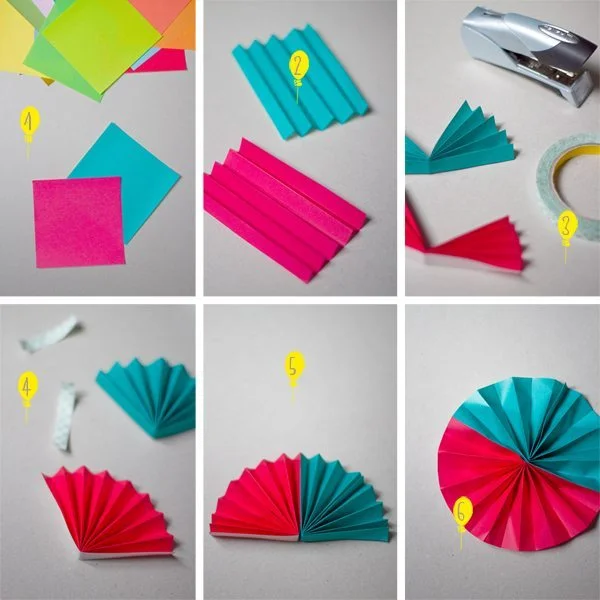 Étapes de fabrication d'un éventail décoratif en papier plissé rose et bleu turquoise.