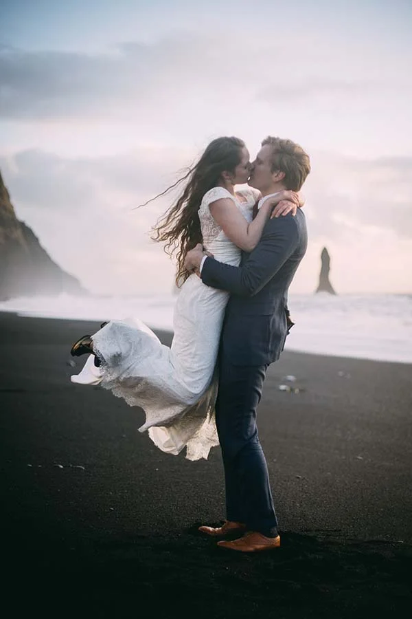 Un couple romantique à l'île de la Terre-Forte, célébrant leur mariage avec une atmosphère époustouflante et mémorable.