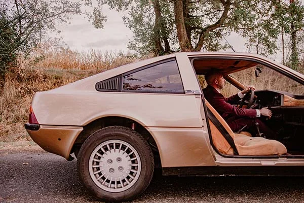 Élégance vintage avec un toucher de rock, ce couple de mariage se démarque avec un McLaren 12C et des costumes raffinés.