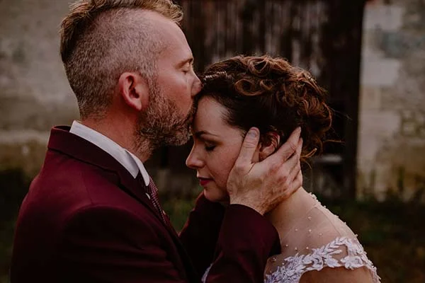 Un couple romantique partage un moment tendre dans un décor urbain raffiné, inspirant des inspirations pour un mariage