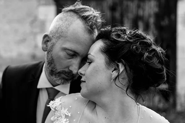 Un couple romantique partage un moment tendre, incarnant l'essence d'un mariage rock et inspirant.