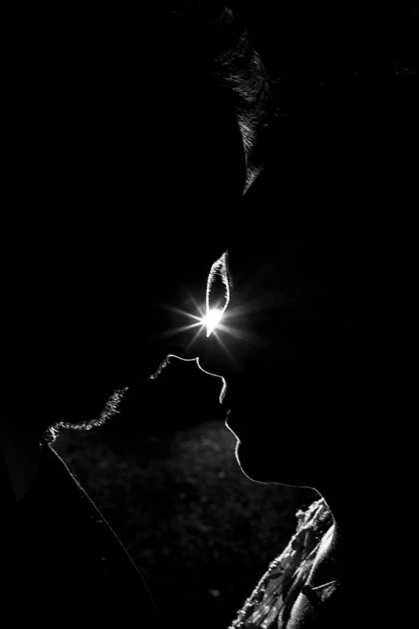 Un couple éblouissant dans une scène romantique et mystérieuse, capturant l'essence d'un mariage à l'ambiance unique et