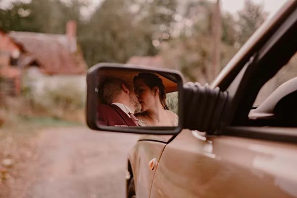 Un couple romantique dans une voiture de mariage, capturant l'essence d'un mariage cool et inspirant.