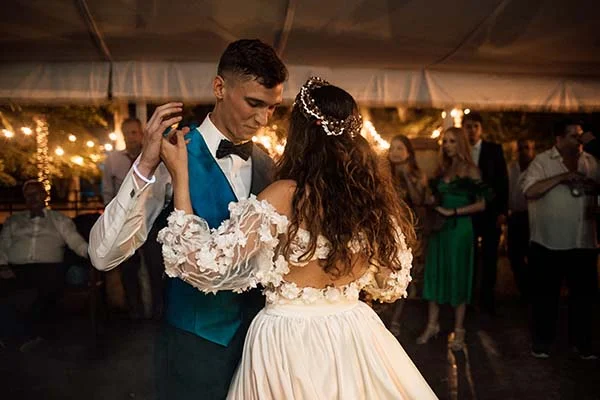 Jeunes mariés dansant avec complicité lors d'une soirée festive et chaleureuse à Madrid.