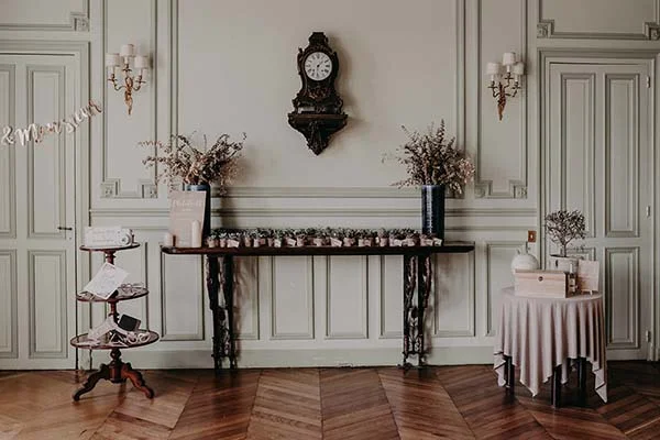 Décoration de mariage élégante et classique avec table buffet, fleurs séchées et détails raffinés dans des tons neutres.