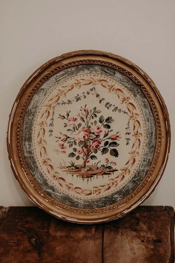 Plateau décoratif vintage avec un bouquet de roses roses et feuillage, entouré d'un cadre doré et ciselé.