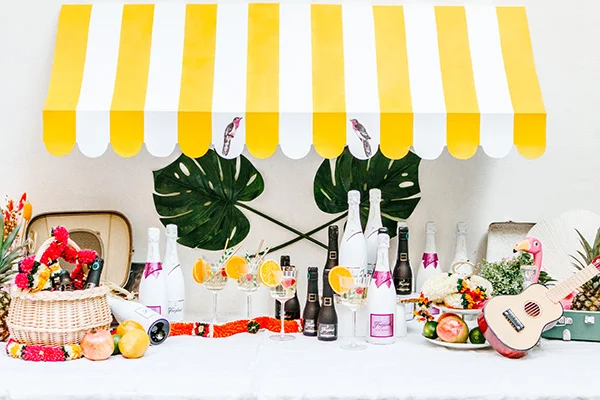 Un bar à bulles coloré et accueillant avec une variété de boissons et des détails vifs, idéal pour un mariage