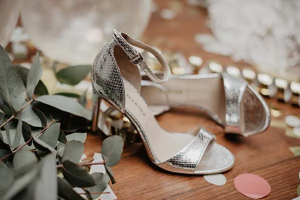 Élegantes sandales argentées avec talons hauts, parfaites pour un mariage élégant et chic.
