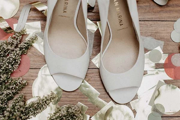 Chaussures blanches élégantes pour le mariage, parfumées et parfaites pour une journée unique.