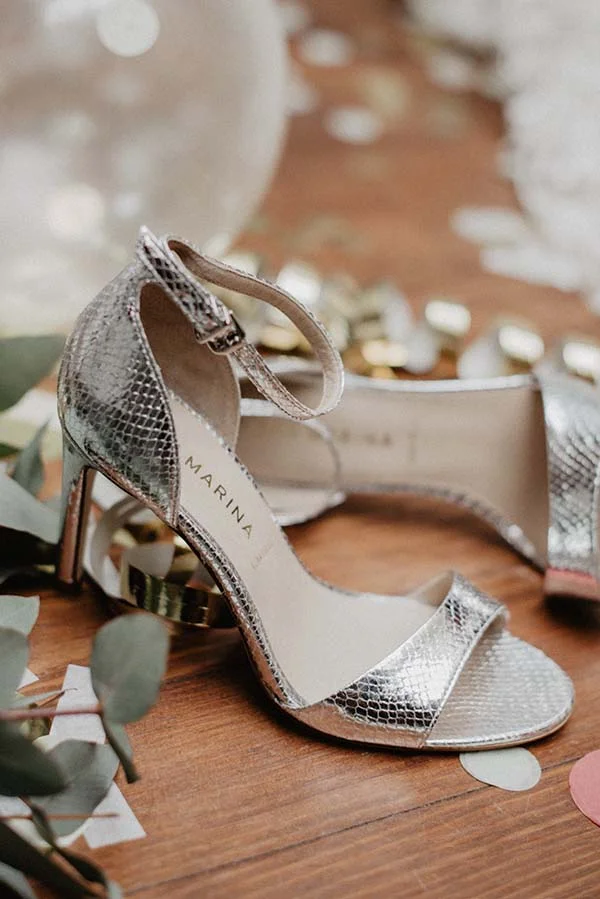 Éclatante paire de sandales en cuir métallique argenté, parfait pour un mariage chic et élégant.