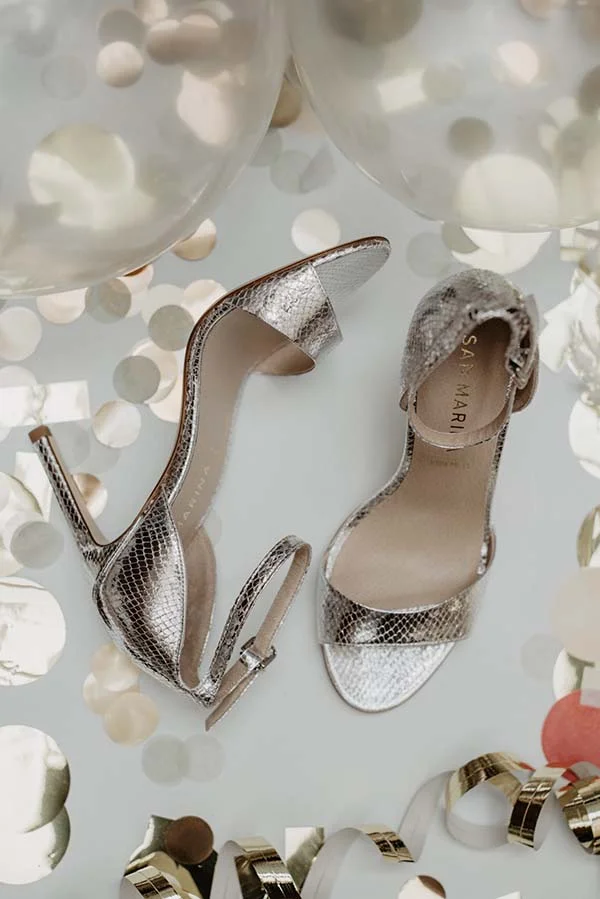 Éclatantes sandales argentées avec un motif serpentin, parfaites pour un mariage élégant et raffiné.