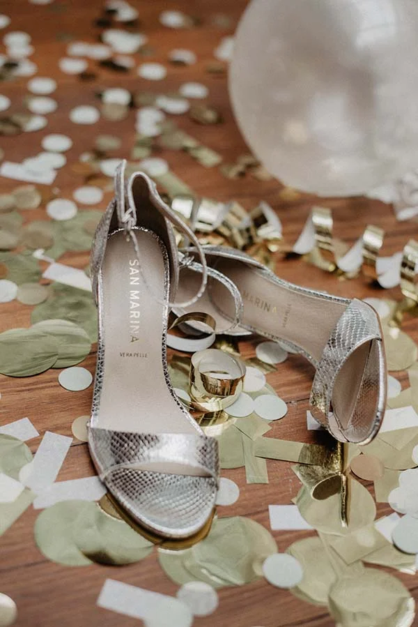 Éclatantes sandales argentées et or, parfaites pour sublimer votre look le jour du mariage, avec des confettis et des