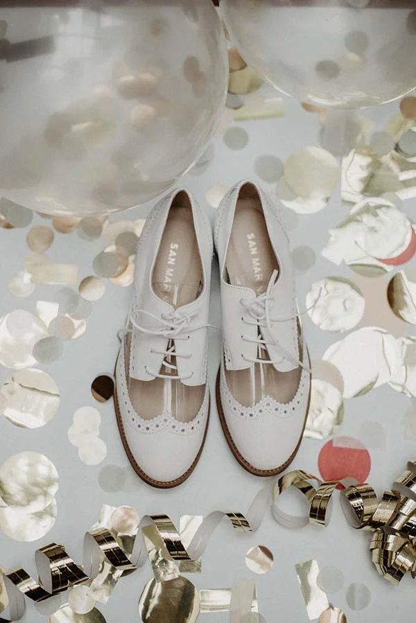 Chaussettes blanches élégantes avec des cordons, parfaites pour un mariage classique et chic.