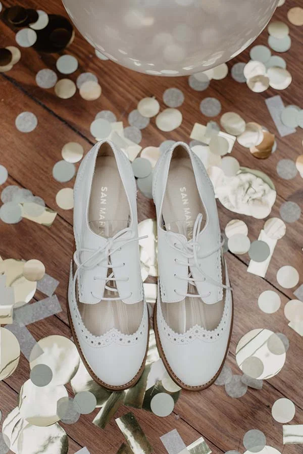 Chaussures blanches et élégantes pour le jour du mariage, avec un toucher de fantaisie et de fantaisie.