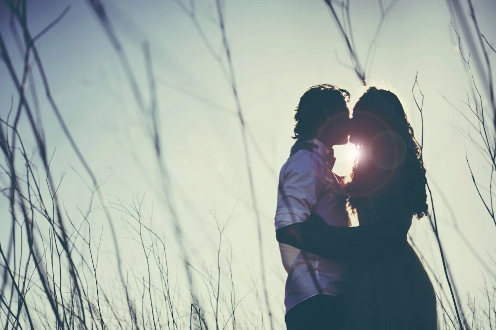 Un couple éternellement éblouissant contre un fond de coucher de soleil, capturant l'amour inconditionnel.
